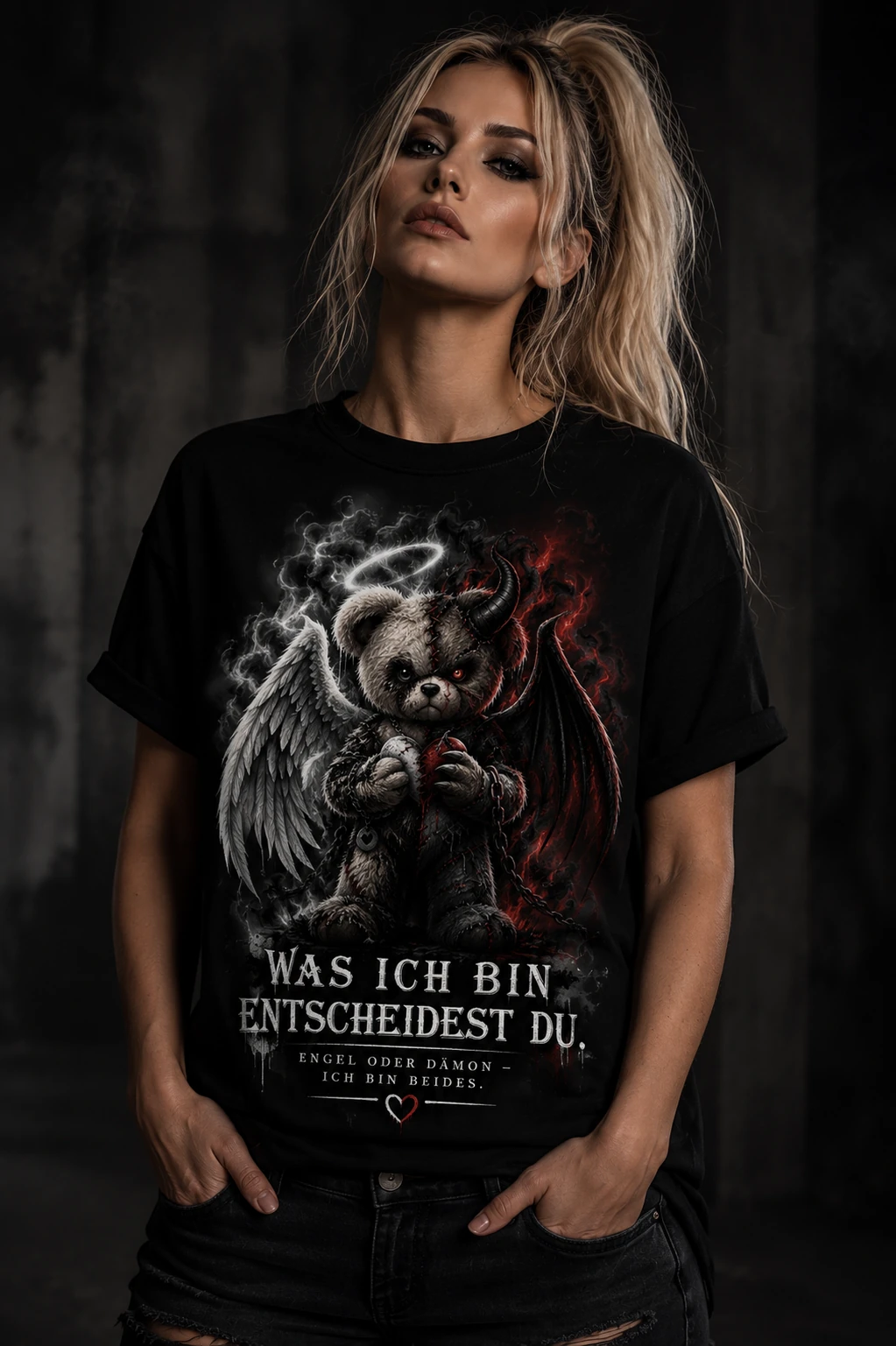 Vera Velvet mit Engel-oder-Teufel-Teddy-Shirt
